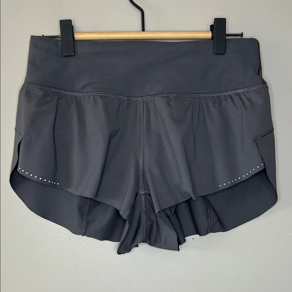 Lululemon Chase Me Short 2.5” Dark Carbon Size 4 Gray - Picture 1 of 7